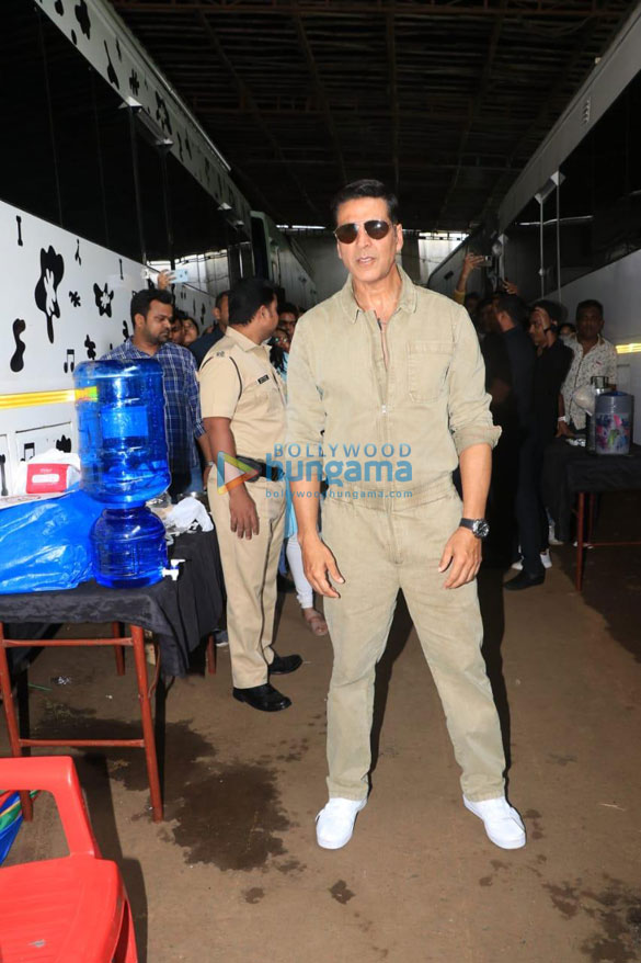 photos akshay kumar and the raksha bandhan team snapped on sets of superstar singer 2