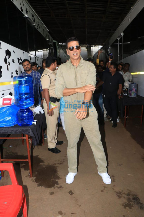 photos akshay kumar and the raksha bandhan team snapped on sets of superstar singer 4
