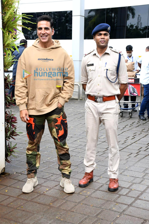 photos akshay kumar snapped at kalina airport 1 2