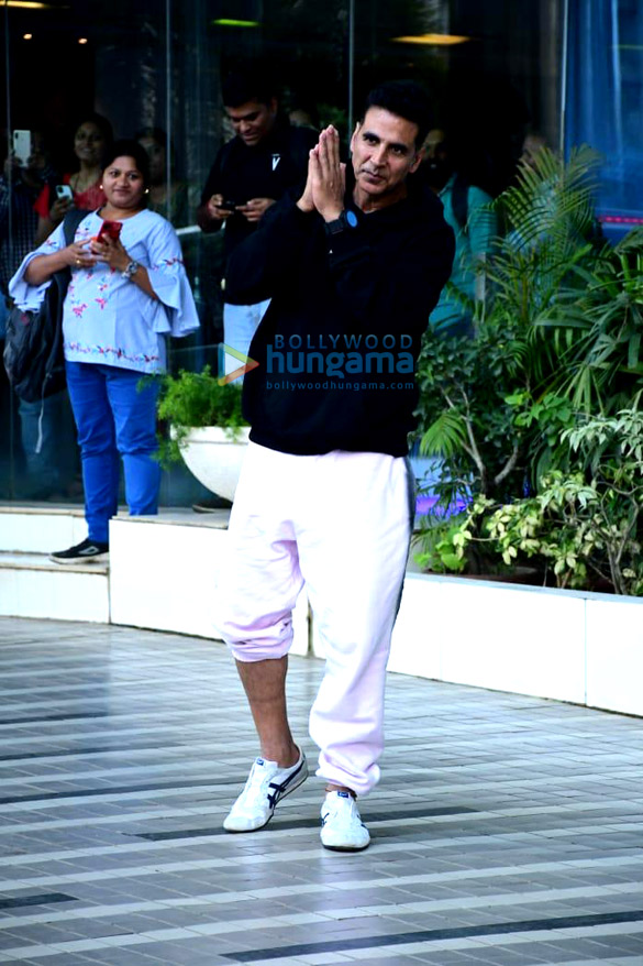 photos akshay kumar snapped in andheri 2