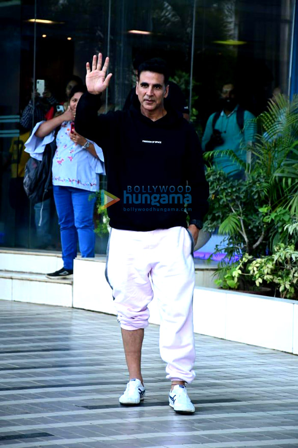 photos akshay kumar snapped in andheri 3