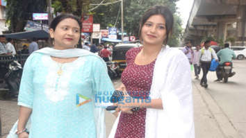 Photos: Anjali Arora snapped with her mom at a Gurudwara