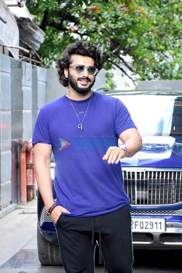 photos arjun kapoor snapped in juhu 1 6