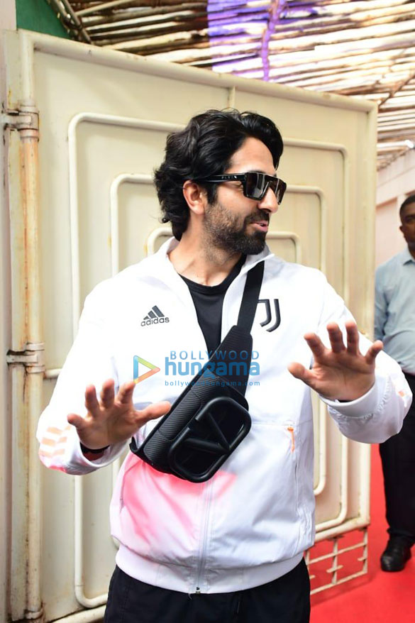 photos ayushmann khurrana snapped in juhu 1