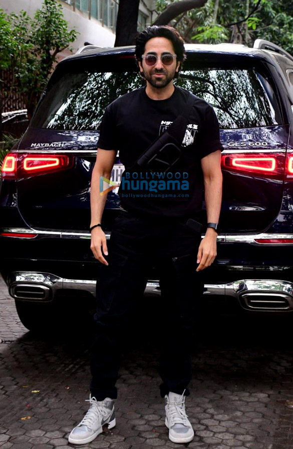 photos ayushmann khurrana spotted in santacruz 2