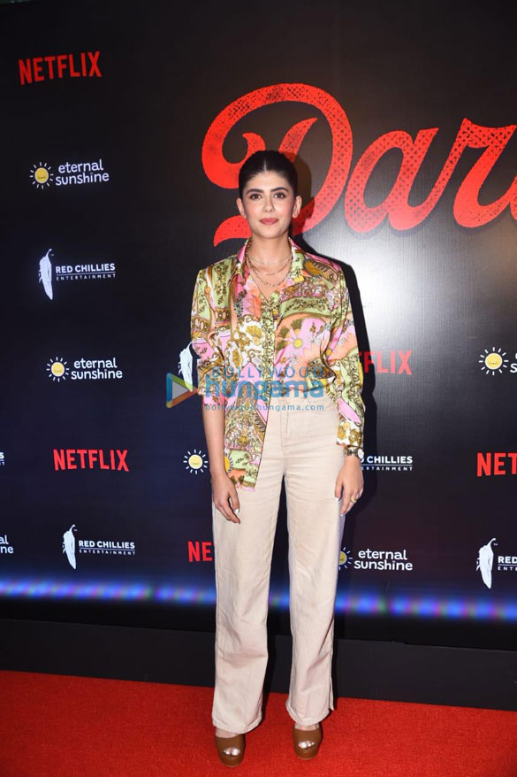 photos celebs grace the premiere of darlings 44 4