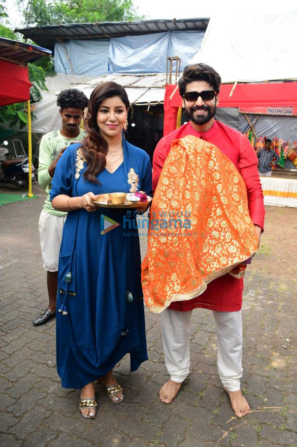 photos gurmeet choudhary and debina bonnerjee bring the idol of lord ganesha to their residence 1