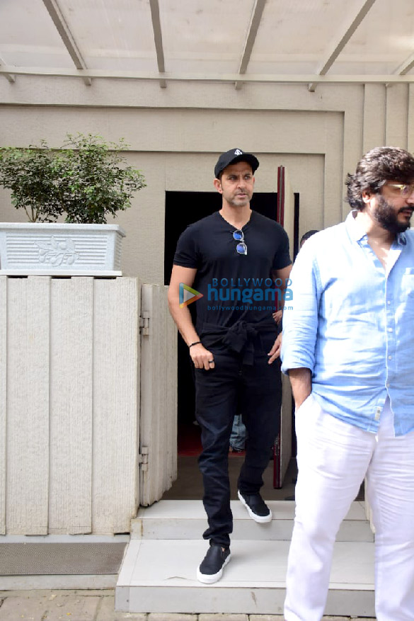 photos hrithik roshan sussanne khan sonali bendre and goldie behl spotted in bandra 5