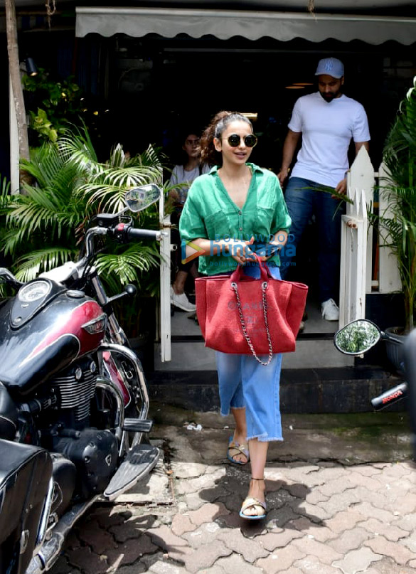 photos jackky bhagnani and rakul preet singh spotted outside a cafe in bandra 1