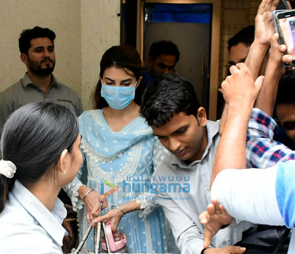 photos jacqueline fernandez clicked at mukteshwar temple in juhu mumbai 4