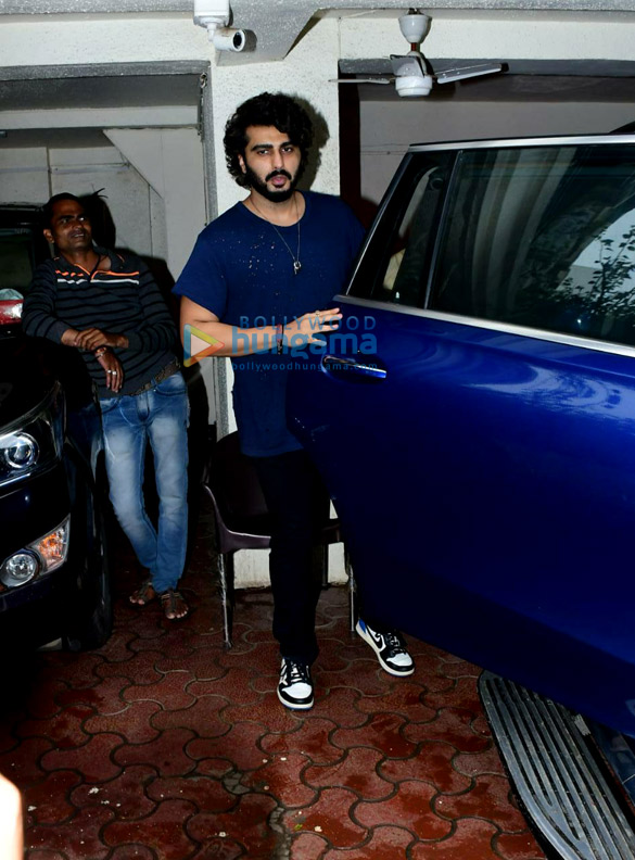 photos janhvi kapoor shanaya kapoor malaika arora and sanjay kapoor snapped at arjun kapoors residence in juhu 5