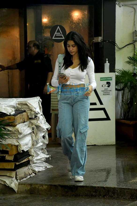 photos janhvi kapoor snapped in bandra 1 4