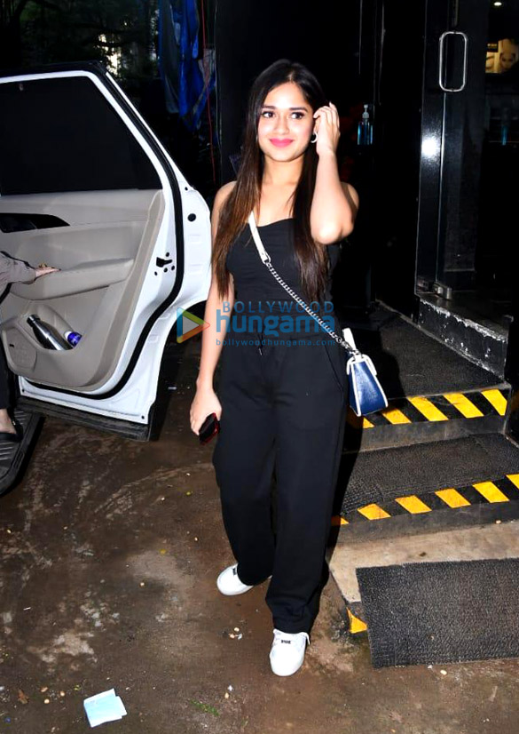 Photos: Jannat Zubair Rahmani snapped with her mother outside Tip & Toe salon in Juhu Photos: Jannat Zubair Rahmani snapped with her mother outside Tip & Toe salon in Juhu