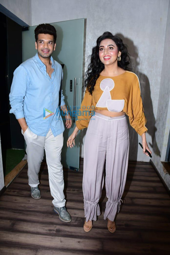 photos karan kundra and tejasswi prakash snapped at the screening of do baaraa 5
