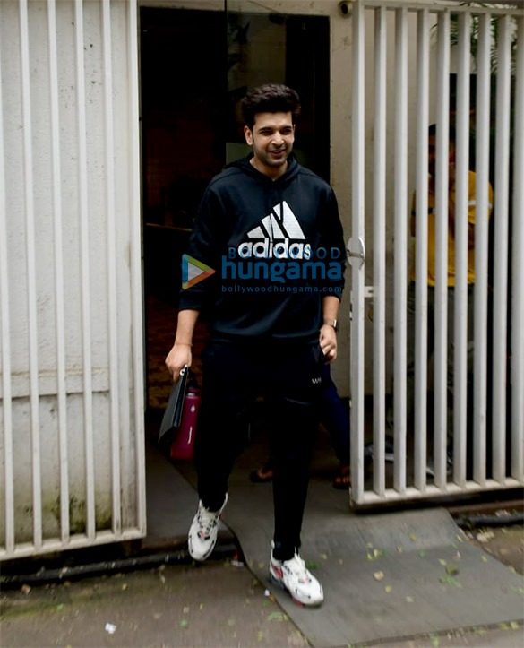 Photos: Karan Kundrra snapped at the gym in Juhu Photos: Karan Kundrra snapped at the gym in Juhu