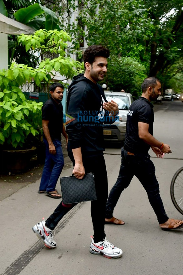photos karan kundrra snapped at the gym in juhu 4