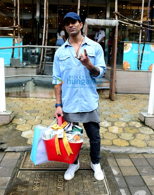 photos karan singh grover snapped at foodhall in santacruz 3