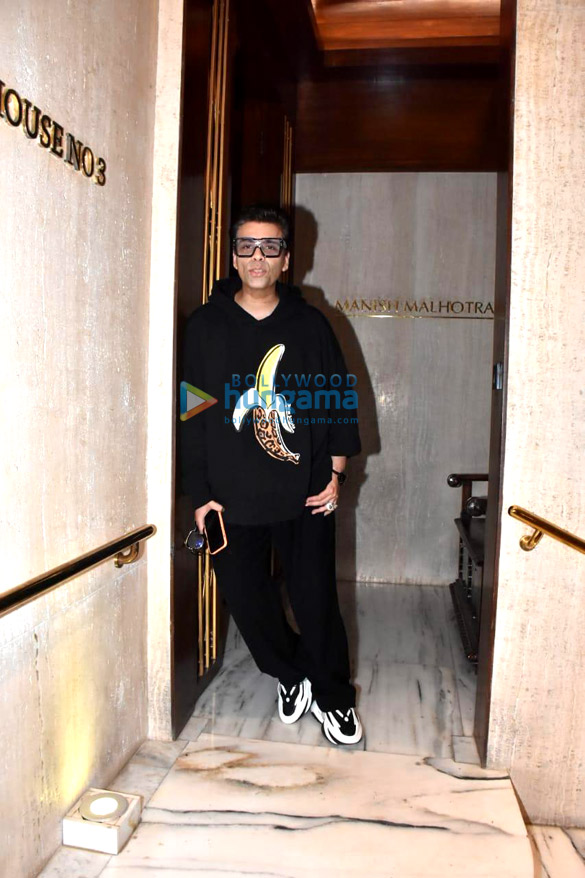photos kareena kapoor khan karisma kapoor karan johar and natasha poonawalla snapped at manish malhotras house in bandra