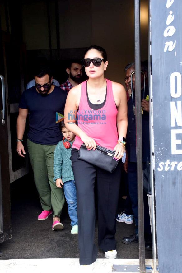 photos kareena kapoor khan saif ali khan taimur ali khan and janhvi kapoor spotted in bandra 3