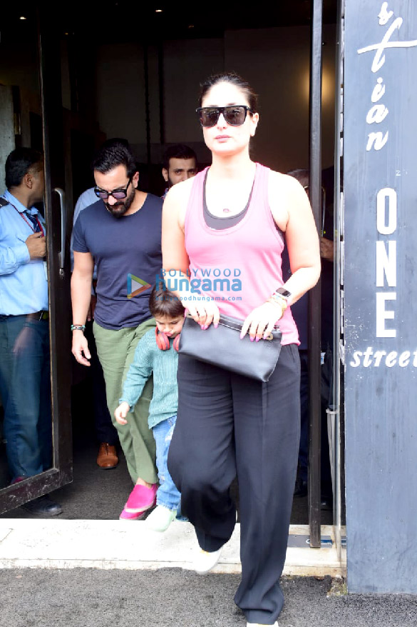 photos kareena kapoor khan saif ali khan taimur ali khan and janhvi kapoor spotted in bandra 4