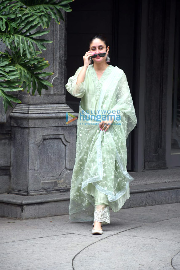 photos kareena kapoor khan snapped outside randhir kapoors house in bandra 3 3