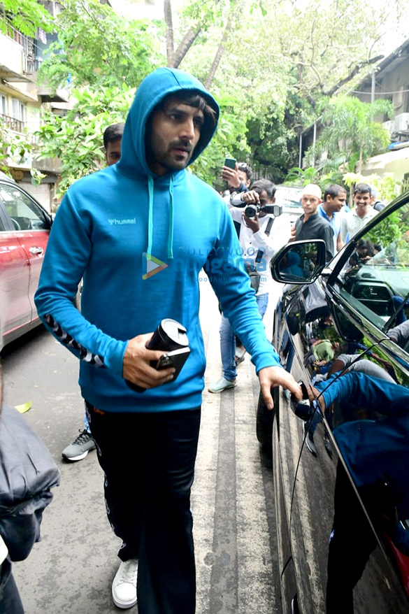 photos kartik aaryan saiee manjrekar and karan kundrra snapped in juhu 4