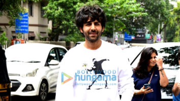 Photos: Kartik Aaryan snapped at Dee Studios in Khar