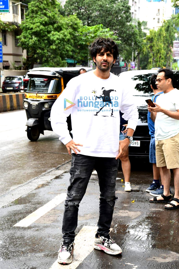 photos kartik aaryan snapped at dee studios in khar 2