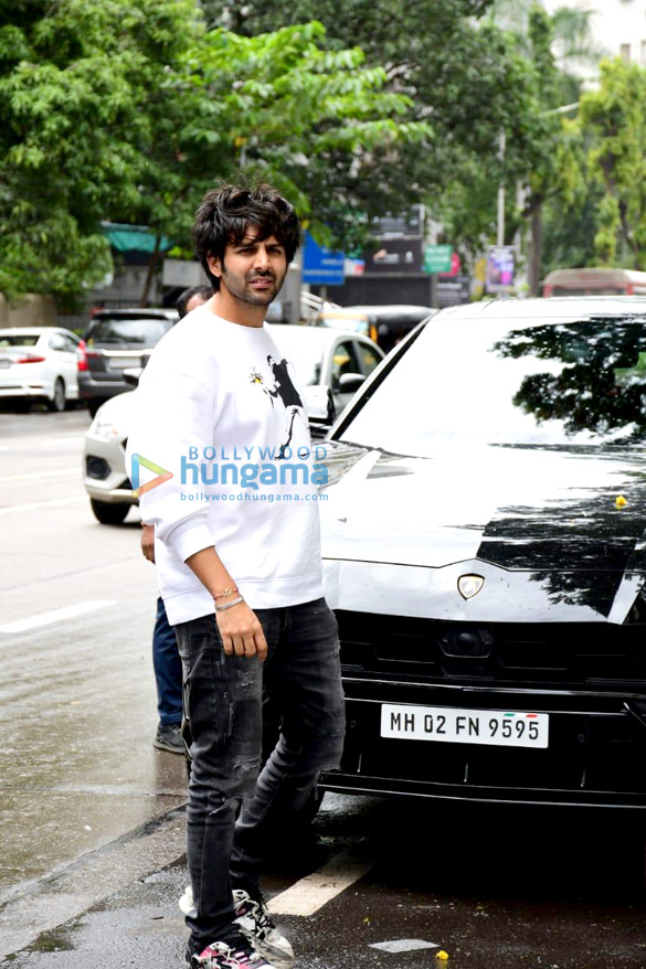 photos kartik aaryan snapped at dee studios in khar 4