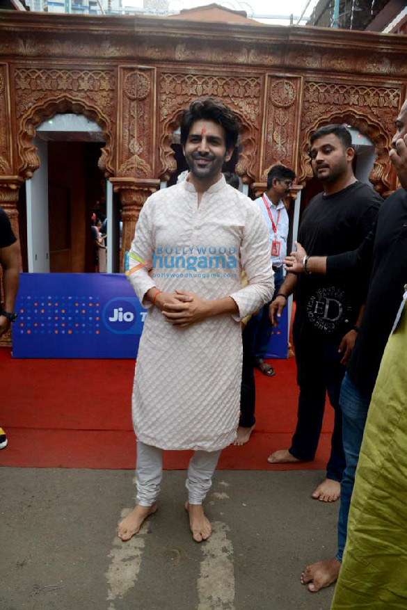 photos kartik aaryan snapped at lalbaugcha rajas darshan 1