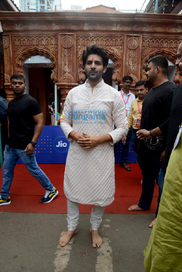 photos kartik aaryan snapped at lalbaugcha rajas darshan 3