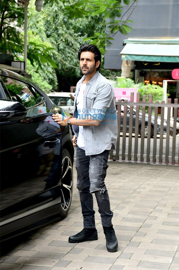 photos kartik aaryan snapped at the t series office in andheri 55 1