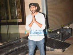 Photos: Kartik Aaryan snapped in Mumbai
