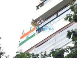 Photos: Kartik Aaryan snapped on his balcony with the Indian tricolour