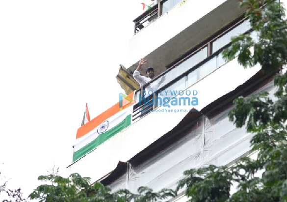 photos kartik aaryan snapped on his balcony with the indian tricolour 4