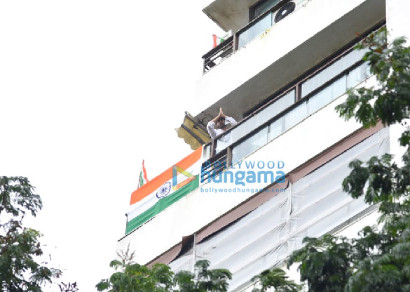 photos kartik aaryan snapped on his balcony with the indian tricolour 5
