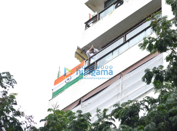 photos kartik aaryan snapped on his balcony with the indian tricolour 6