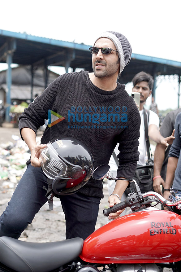 photos kartik aaryan spotted at versova jetty 2