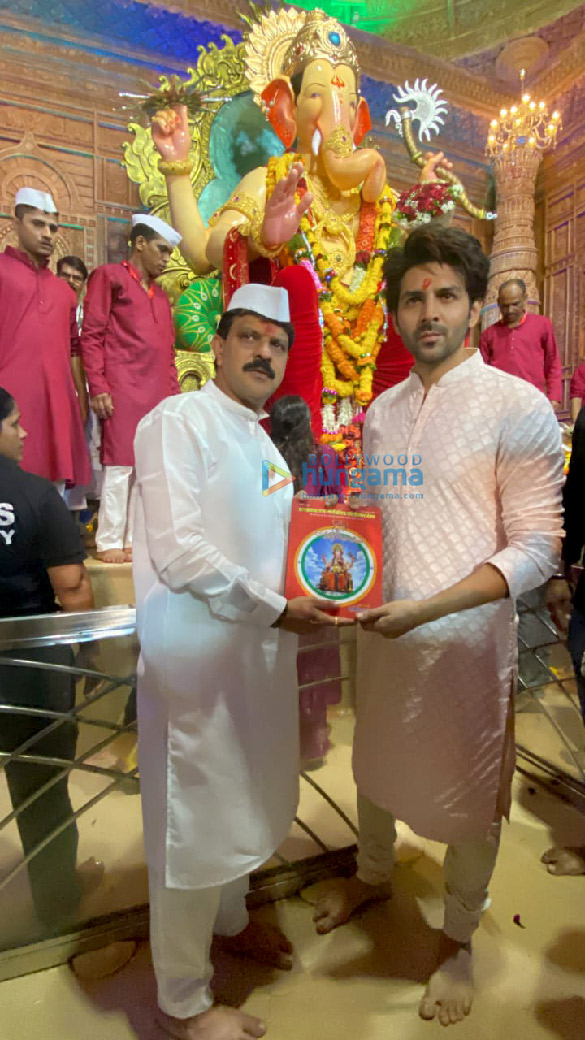 photos kartik aaryan visits lalbaugcha raja to seek lord ganeshas blessings2 1