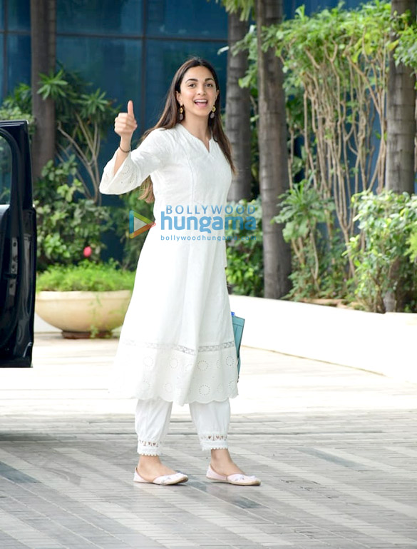 Photos: Kiara Advani snapped in Andheri Photos: Kiara Advani snapped in Andheri