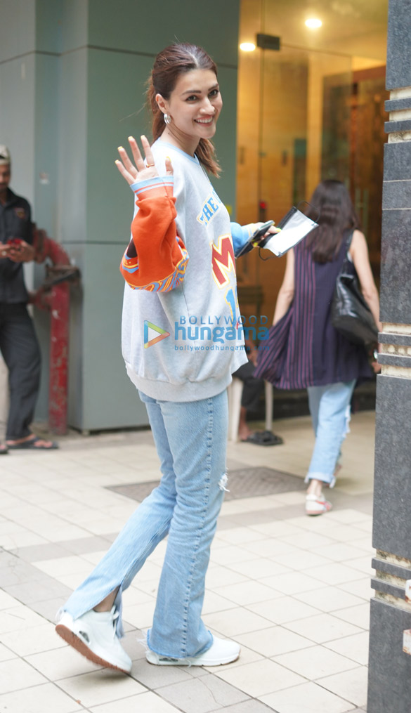 photos kriti sanon spotted at a clinic in juhu 5