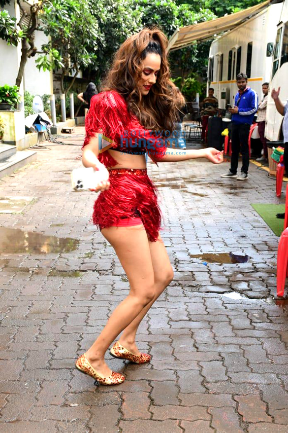 photos madhuri dixit karan johar nora fatehi maniesh paul and contestants snapped on the sets of jhalak dikhhla jaa 2