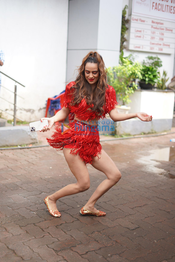 photos madhuri dixit karan johar nora fatehi maniesh paul and contestants snapped on the sets of jhalak dikhhla jaa more 3
