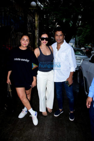 Photos: Malaika Arora, Amrita Arora and Vikram Phadnis spotted at their mom’s house in Bandra