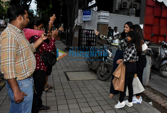 photos mrunal thakur snapped in khar 1 3