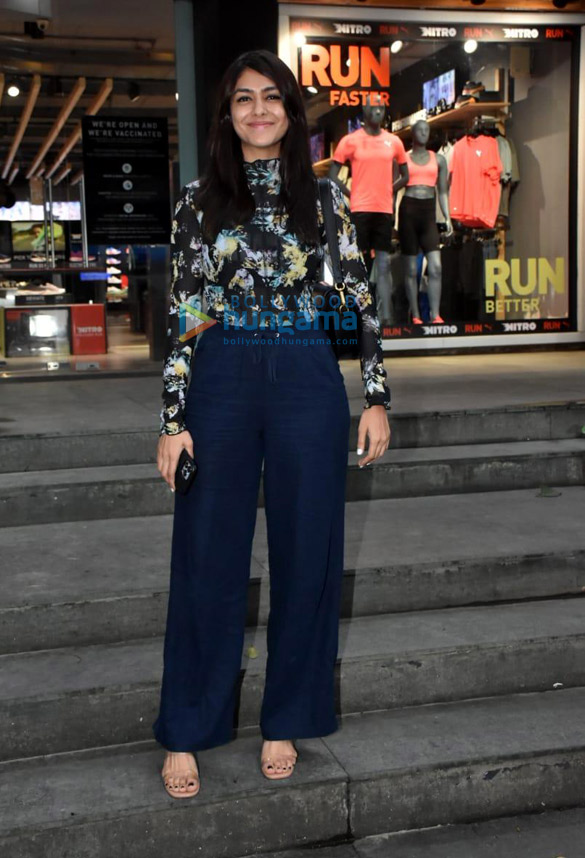 photos mrunal thakur snapped in khar 2 3