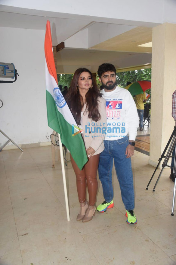 photos rakhi sawant and adil khan pose together with tricolour flag after a shoot 3