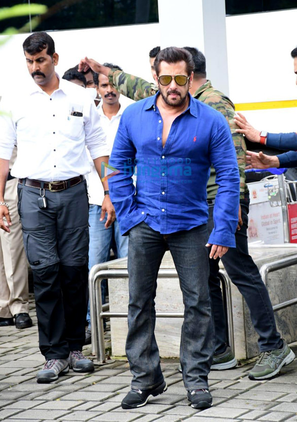 photos salman khan and pooja hegde snapped at kalina airport 1 2