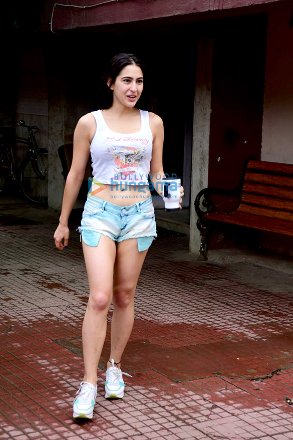 photos sara ali khan snapped at pilates studio in santacruz 1 3