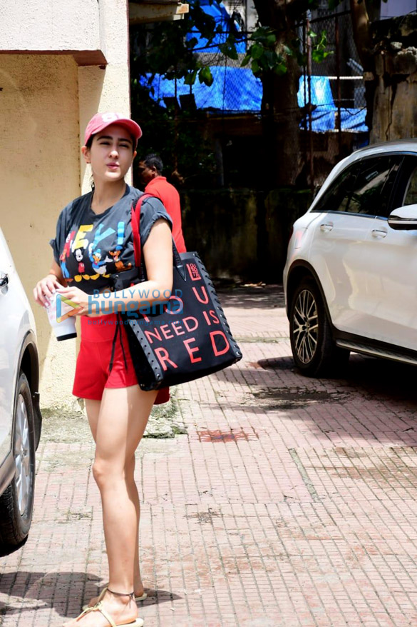 photos sara ali khan snapped at pilates studio in santacruz 4